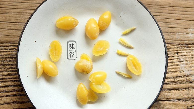 腐竹白果薏米糖水,最好把芯去掉,因为是煮糖水缘故,而芯是带苦味的(一般白果芯是含有毒素的,所以在使用时都要去掉。)