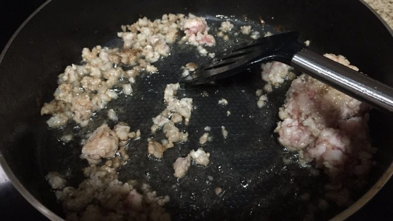 不用发面的土豆丝肉饼,热锅,放入少许油,放入肉糜,翻炒下,出少许油;