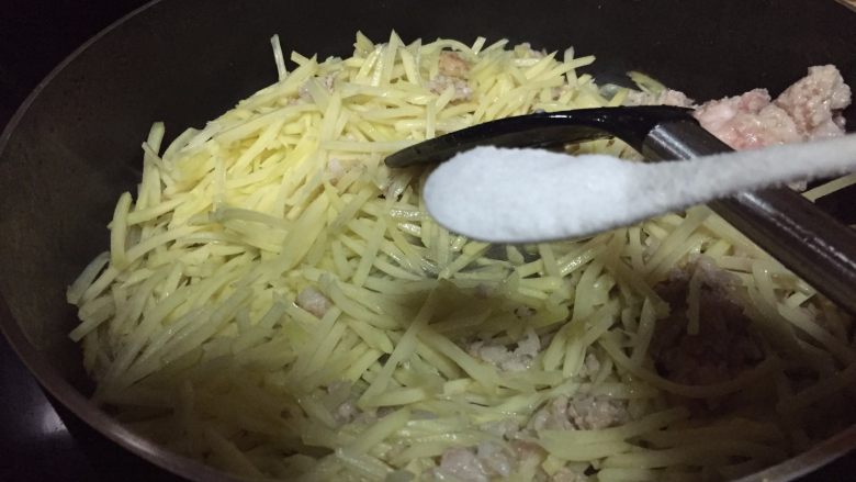 不用发面的土豆丝肉饼,调入盐和味极鲜,翻炒;土豆断生;’关火;