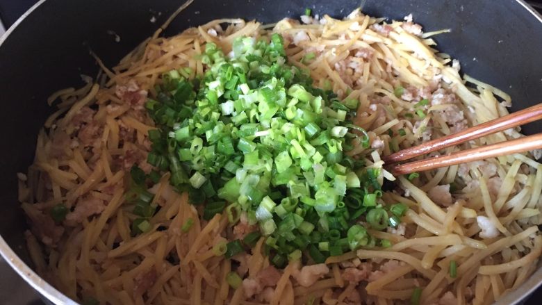 不用发面的土豆丝肉饼,放入<a style='color:red;display:inline-block;' href='/shicai/ 3250'>葱</a>,搅拌下,就可以了!摊开了,放凉;