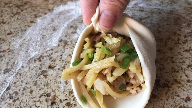 不用发面的土豆丝肉饼,如图的样子,包起来,像包包子的样子;中间的地方封口;