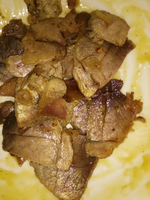 腊肉炒花菜,把油加热先把肉炒一下起锅。