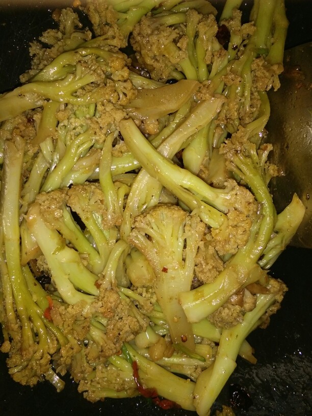 腊肉炒花菜,在用油加热放一点干辣椒跟蒜炒一会，在把花菜放下去炒炒到快熟的时侯在加别的那些卓料，炒好了在把肉加里面在炒一会就可以起锅了。