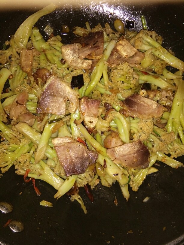 腊肉炒花菜,香喷喷的菜起锅了。