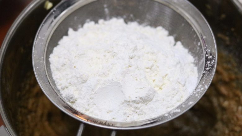 枣泥磅蛋糕,筛入低筋面粉和泡打粉