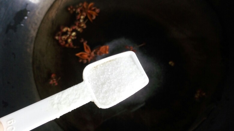 腌咸蒜瓣,把锅洗净,记住不能有油,全程不能沾油,两碗水(具体要看你容器的大小,以淹没蒜瓣为低水位线),两勺盐,花椒,大葵,一起放进锅里,大火烧开,小火熬制五分钟,自然放凉