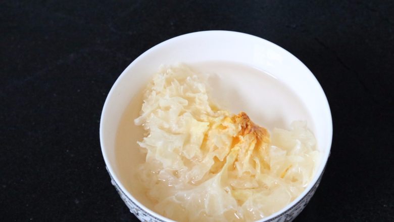 银耳雪梨羹,
银耳泡发洗净