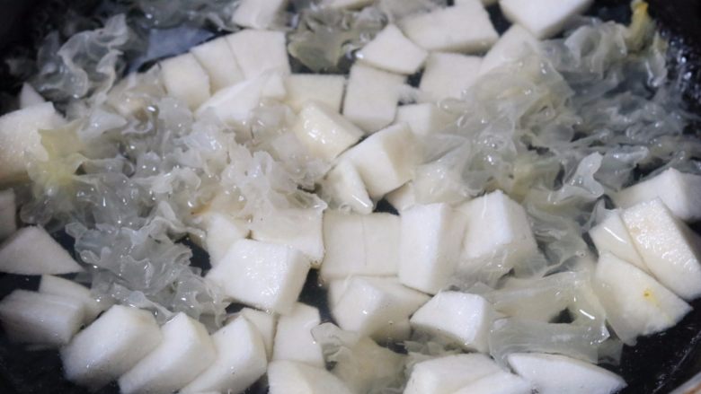 银耳雪梨羹,将泡发好的银耳控去多余的水份撕小朵
锅内放入1000毫升清水 放入银耳和冰糖 煮至冰糖化开