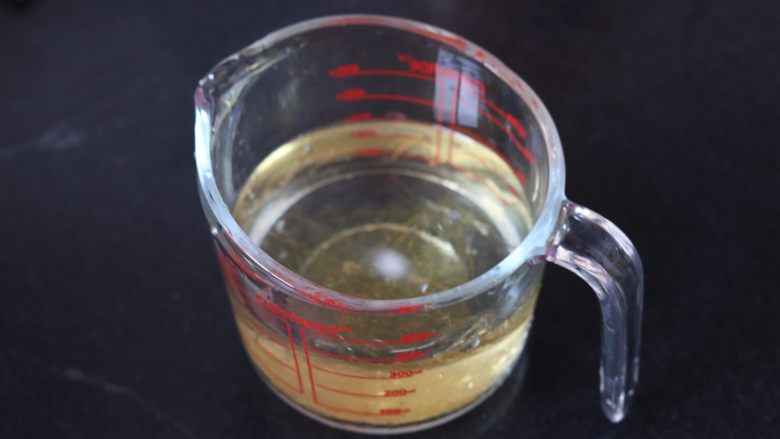 抹茶酸奶慕斯,1.将吉利丁片隔冷水泡软