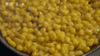 给我5分钟,送你一块黄金玉米烙,慢煎3分钟后,玉米粒基本也定型了,再倒些油进去,要能淹没玉米为准,慢慢炸至玉米熟透。