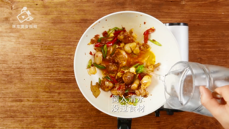 【湘西土匪鸭】小心,不要让这道菜劫走你的,然后倒清水没过食材