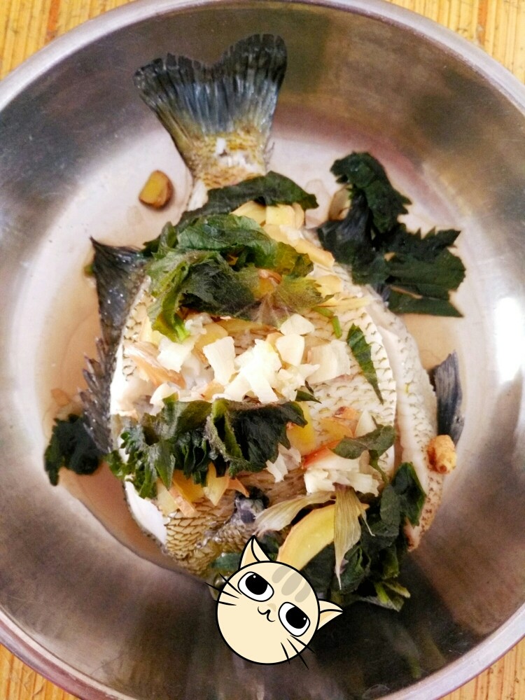 清蒸太阳鱼,出锅后，锅里烧热油，浇上鱼🐠。就完成了