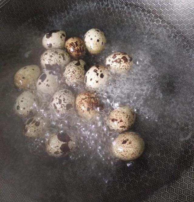 虎眼丸子,营养美味,小孩子可喜欢吃了,锅中下水,把鹌鹑蛋放到锅中煮十分钟