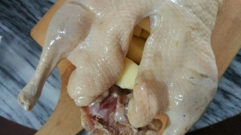 蜜汁烤全鸭,把切好的苹果塞进鸭身,塞满