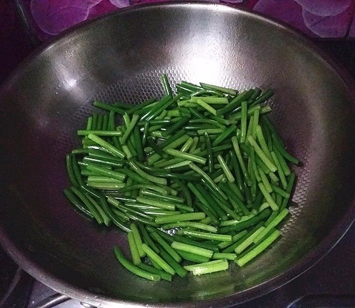 蒜苗炒香肠 ,炒锅加热倒入芥花油,再放入蒜苗