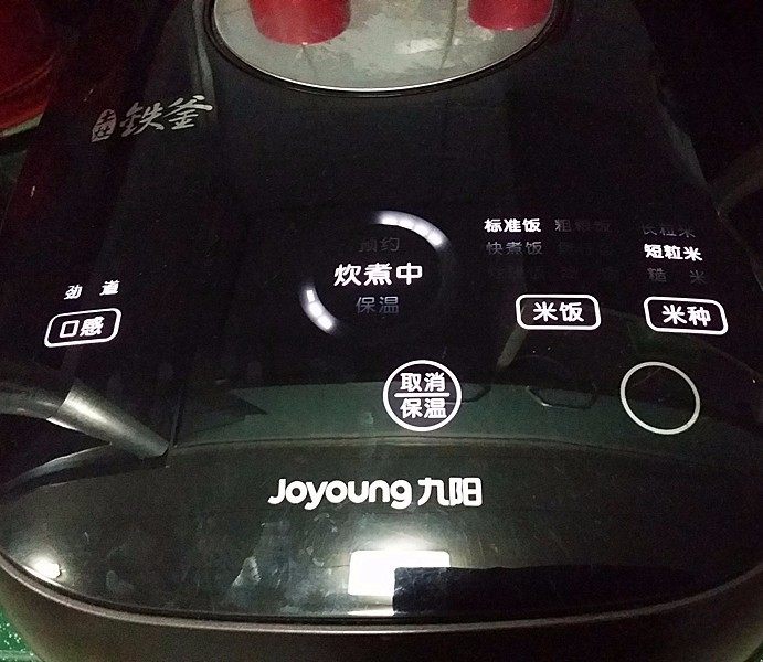 什锦炒饭,放入电饭煲选择:筋道、标准煮饭