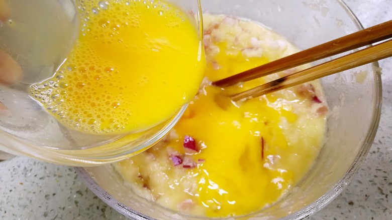 云南火腿土豆饼,倒入火腿粒和洋葱粒,<a style='color:red;display:inline-block;' href='/shicai/ 9'>鸡蛋</a>打散成蛋液,也倒入土豆蓉里。