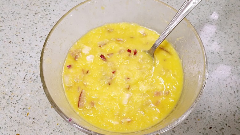 云南火腿土豆饼,加入淀粉,用勺子搅拌均匀成土豆糊。