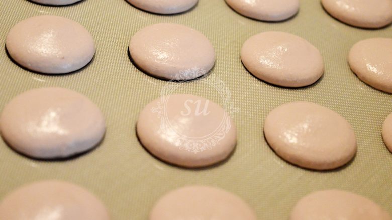 法式甜点——意式马卡龙Macaron,北方很干燥,基本10多分钟就ok咯。手指轻轻按压不黏手,按的时候手感类似生鸡蛋里的那层膜。晾皮的时候就可以开烤箱170℃热风预热。