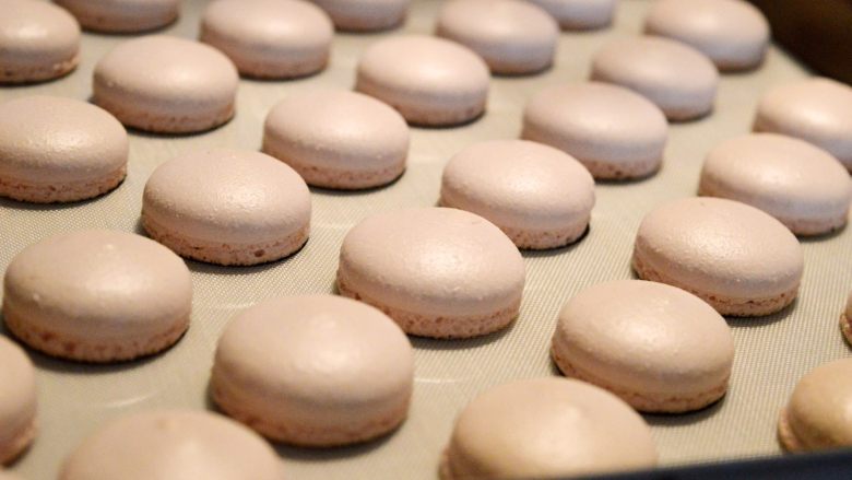 法式甜点——意式马卡龙Macaron,晾凉后再从硅胶垫上取下哦~~