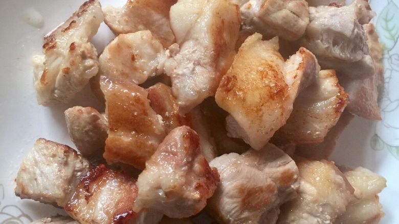 红烧肉,待肉块两面都煎至金黄，起锅装盘备用，锅里猪油不要倒出来。