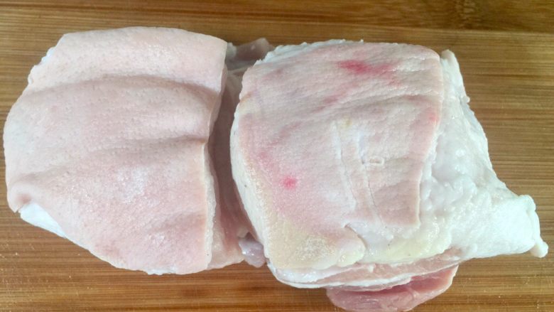 红烧肉,1斤新鲜三层猪肉，洗净，用厨房用纸吸干水分。请注意一定要买新鲜的猪肉，不要买到有臭味的肉，那就前功尽弃啦！