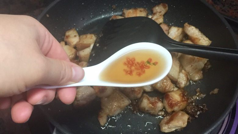 红烧肉,下两汤勺<a style='color:red;display:inline-block;' href='/shicai/ 894'>黄酒</a>，翻拌均匀，这时诱人的酒香飘来，口水直流