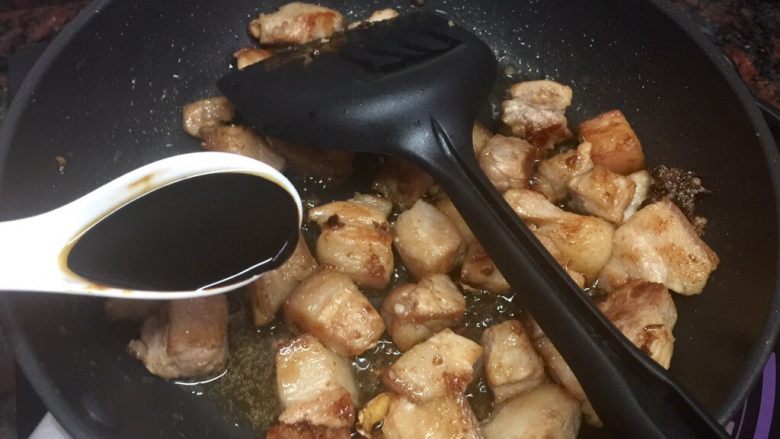 红烧肉,下一汤勺<a style='color:red;display:inline-block;' href='/shicai/ 762'>老抽</a>，翻拌肉块，使之均匀上色