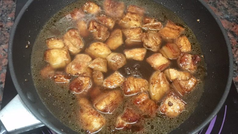 红烧肉,加烧开的热水，刚好没过肉块即可。千万不要贪方便加凉水哦，热乎乎的肉块突然遇上凉水，极速收缩，味道就完全不一样啦！开大火，待水沸腾后转小火，焖煮1小时。