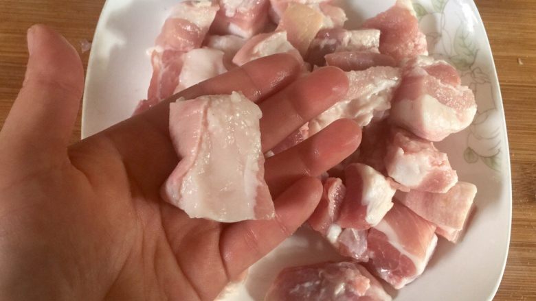 红烧肉,猪肉切块，差不多这么大，和麻将差不多大，吃起来过瘾！新鲜的猪肉不焯水，焯过水的肉就失去了原有的肉香，如果不幸买到了不新鲜的猪肉，那么建议还是不要用来红烧了。