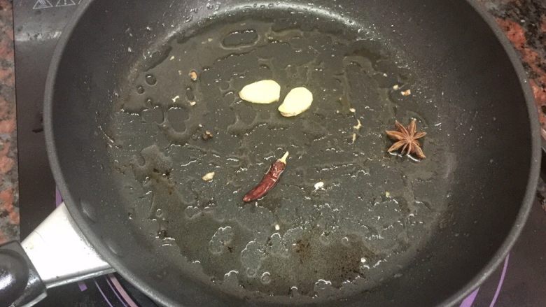 红烧肉,猪油锅里下两片姜片、一粒<a style='color:red;display:inline-block;' href='/shicai/ 695'>八角</a>、一粒<a style='color:red;display:inline-block;' href='/shicai/ 86474'>干辣椒</a>、两粒<a style='color:red;display:inline-block;' href='/shicai/ 700'>花椒</a>，中火炒香，转小火