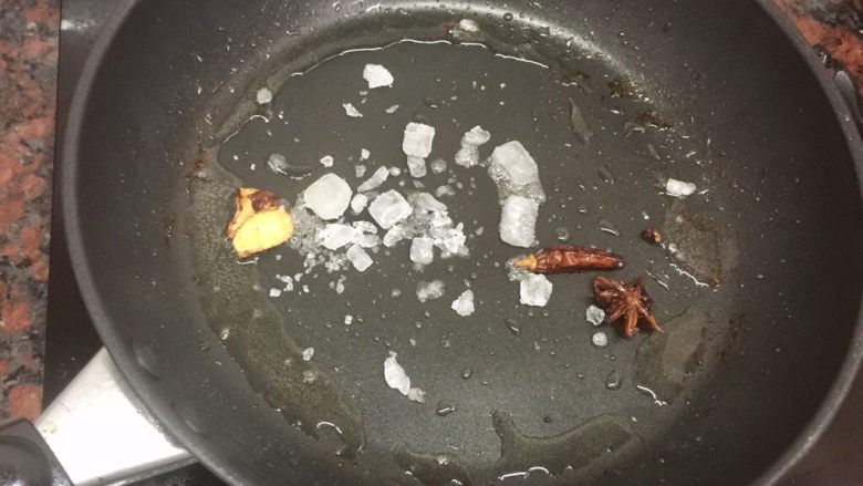 红烧肉,放入准备好的所有冰糖，小火慢炒