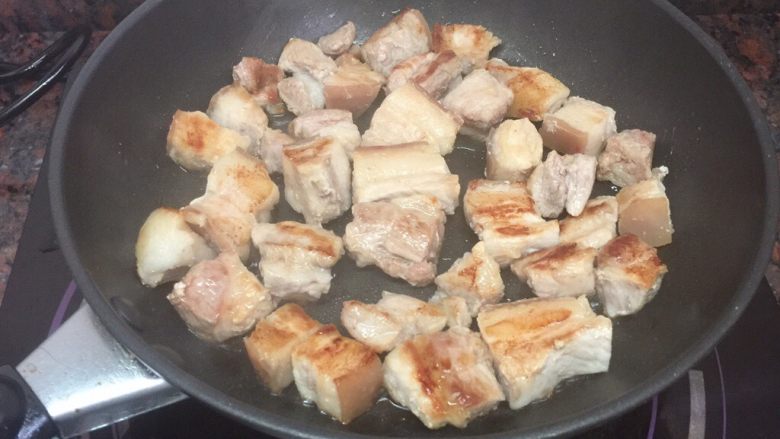 红烧肉,将肉块翻面，同样煎至金黄。这时肉块会稍微回缩，小部分猪油被逼出，这些猪油等下直接用来炒香配料。