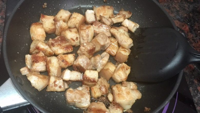 红烧肉,下肉块，中火翻炒2分钟