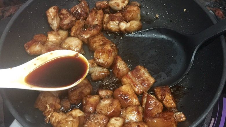 红烧肉,再下一汤勺<a style='color:red;display:inline-block;' href='/shicai/ 692'>酱油</a>，翻拌均匀