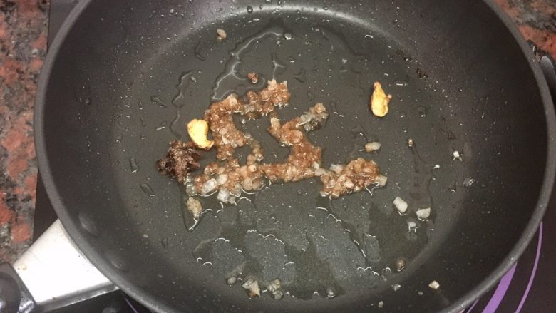 红烧肉,炒至冰糖变碎变成棕色，一般的红烧肉做法是等冰糖完全融化变色了再下肉块炒糖色，但是炒糖色不容易啊，一不小心就炒成焦糖了，焦糖发苦，再去炒肉连肉都是苦的了。所以比较安全的做法就是不要等冰糖完全融化。