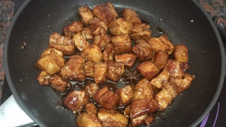 红烧肉,这时肉块的颜色和味道已经都非常棒了