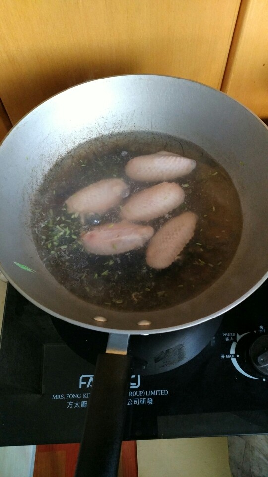 新手之可乐鸡翅,用开水焯一下,大概两三分钟吧(直接用之前焯四季豆的水,方便,懒得换水)