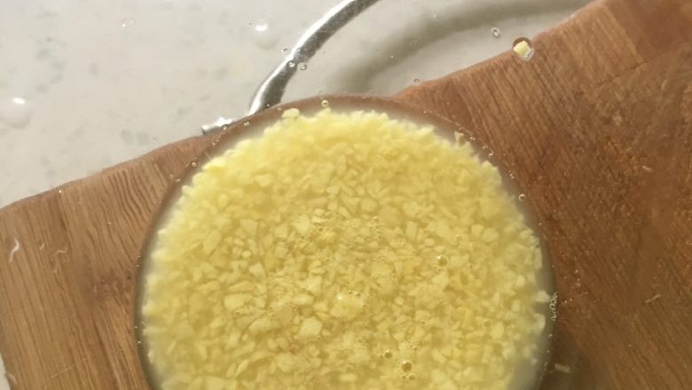 姜汁豇豆,在里面加入适量的盐,加一匙开水,搅拌均匀,静至一会儿,使姜味放出来