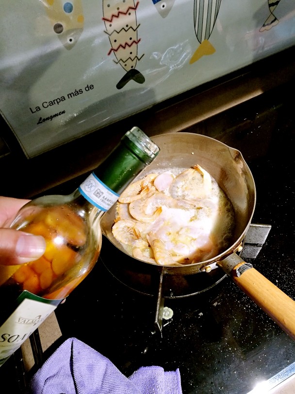 青酱意大利面,加一些白葡萄酒,等酒精挥发加入香肠。