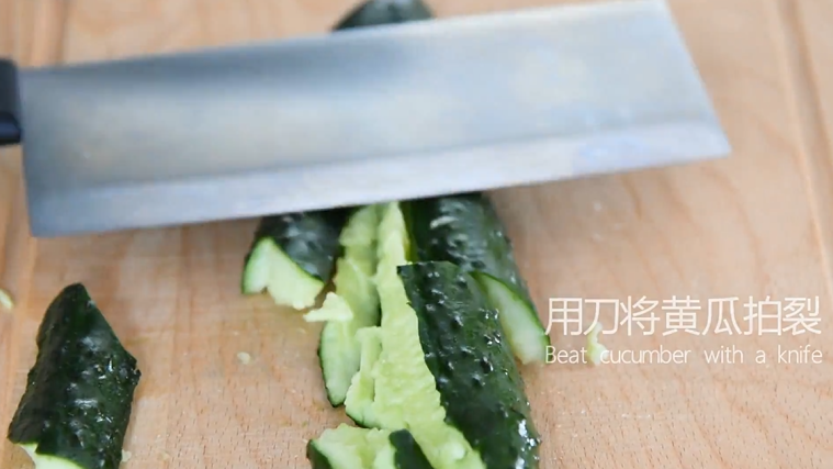 拍黄瓜好吃的秘籍,看一遍就懂!,用刀将黄瓜拍裂