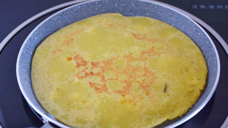香蕉煎饼,一面煎好,换一面煎。全程小火。