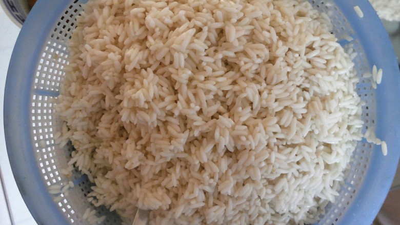 传统红枣粽,<a style='color:red;display:inline-block;' href='/shicai/ 498'>糯米</a>提前浸泡好,然后控干水份,加入适量的盐拌匀