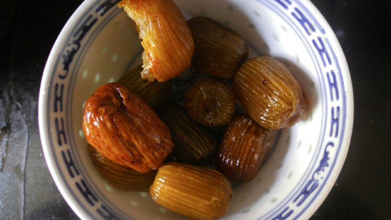 传统红枣粽,<a style='color:red;display:inline-block;' href='/shicai/ 615'>蜜枣</a>洗下备用!那半个是我偷吃了一口,忽略!