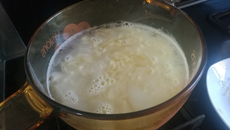 蒜香龙虾手擀面,烧一锅开水,下面条