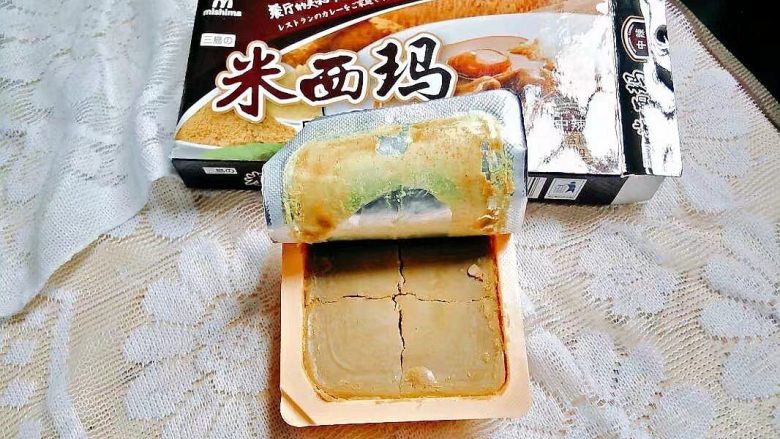 咖喱手打肉丸,用手把咖喱掰成四块,这道菜一小块就够了