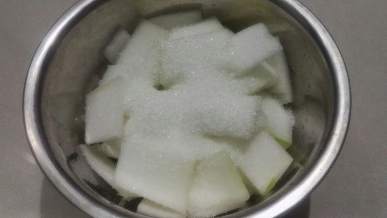 冬瓜排,用<a style='color:red;display:inline-block;' href='/shicai/ 3729'>白糖</a>进行腌制12小时,腌制的糖水倒出备用