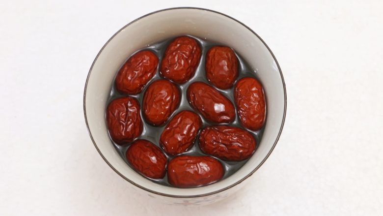 红枣花生凤爪汤,<a style='color:red;display:inline-block;' href='/shicai/ 2470'>红枣</a>洗净,用清水浸泡片刻