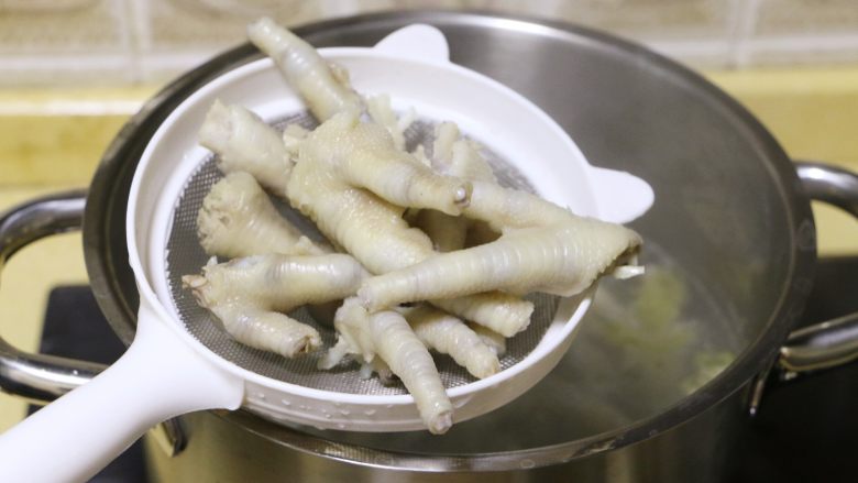 红枣花生凤爪汤,继续焯水两三分钟后关火,将鸡爪捞出