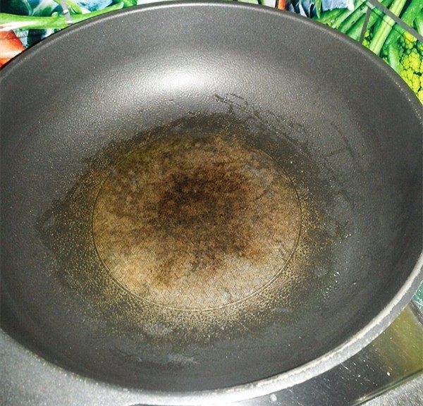 富贵黄金肉松卷,大火热锅,倒入少许色拉油